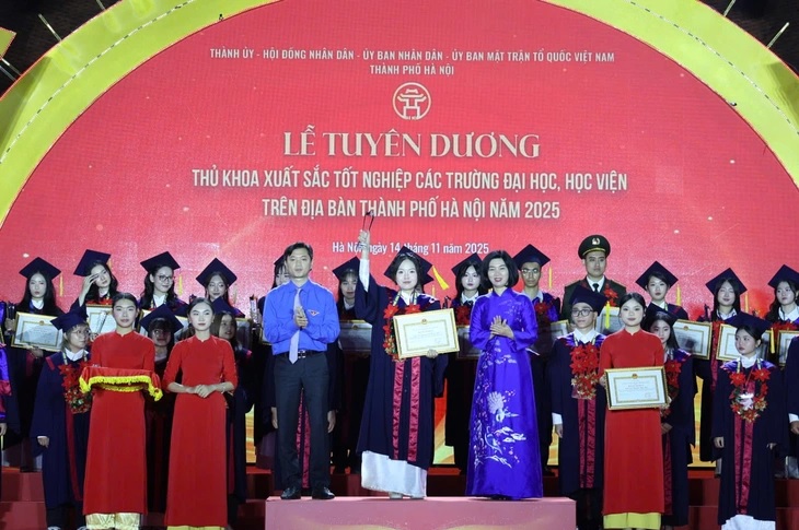 Hà Nội tuyên dương 95 thủ khoa xuất sắc