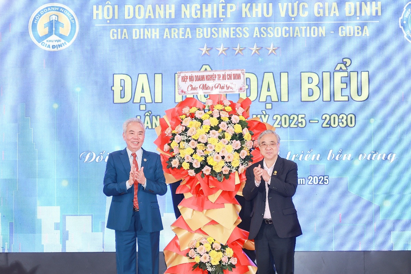 Ông Nguyễn Ngọc Hòa - Chủ tịch Hiệp hội Doanh nghiệp TP.HCM (HUBA) tằng hoa chúc mừng đại hội