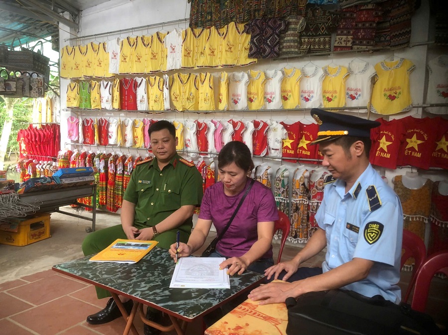 Lực lượng QLTT tỉnh Thanh Hóa phối hợp cùng lực lượng chức năng thực hiện tuyên truyền tới hộ kinh doanh t