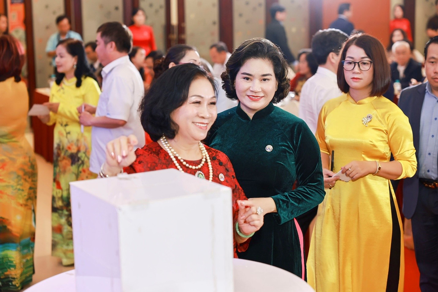 Đại biểu, khách mời và hội viên tham dự đại hội quyên góp ủng hộ đồng bào các tỉnh miền Trung