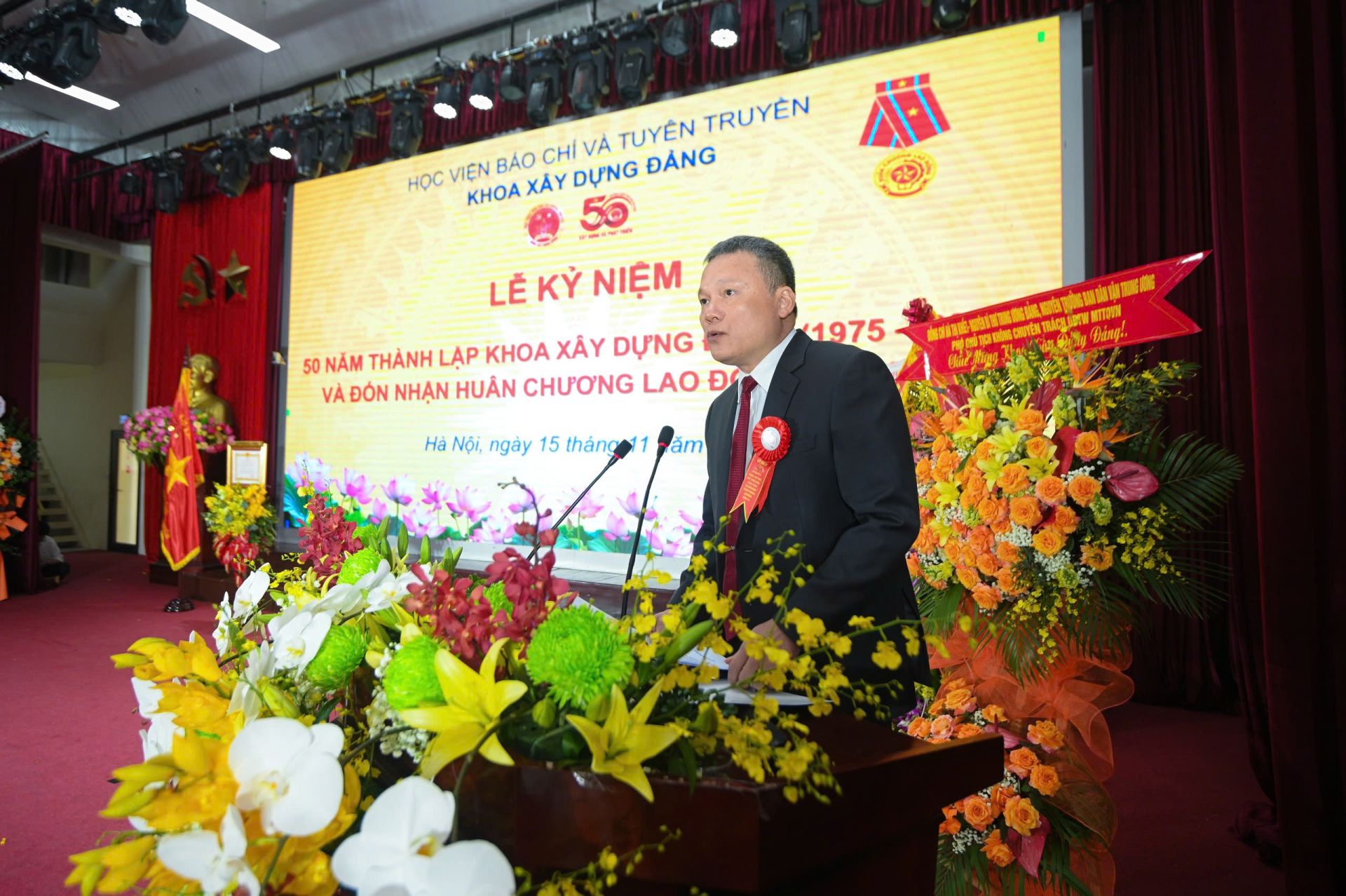 Đại diện các thế hệ sinh viên, học viên, nghiên cứu sinh Khoa Xây dựng Đảng, đồng chí ThS Hoàng Minh Sơn - Ủy viên Ban Chấp hành Đảng bộ tỉnh, Tổng Biên tập Báo và Phát thanh, Truyền hình Hưng Yên phát biểu tại buổi Lễ kỷ niệm Đại diện các thế hệ sinh viên, học viên, nghiên cứu sinh Khoa Xây dựng Đảng, đồng chí ThS Hoàng Minh Sơn - Ủy viên Ban Chấp hành Đảng bộ tỉnh, Tổng Biên tập Báo và Phát thanh, Truyền hình Hưng Yên phát biểu tại buổi Lễ kỷ niệm