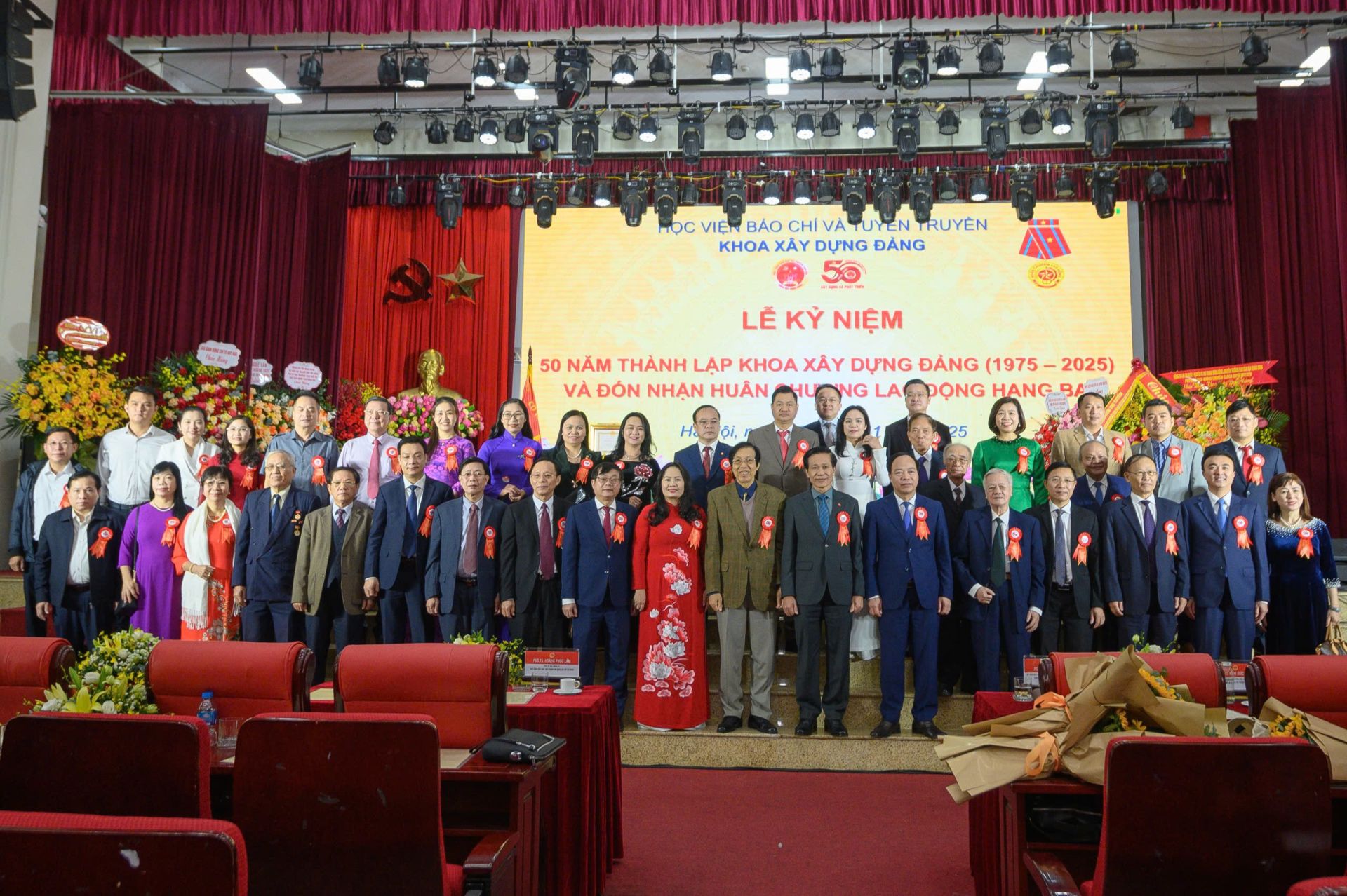 Các đồng chí lãnh đạo Đảng, Nhà nước và các đại biểu chụp ảnh lưu niệm Các đồng chí lãnh đạo Đảng, Nhà nước và các đại biểu chụp ảnh lưu niệm