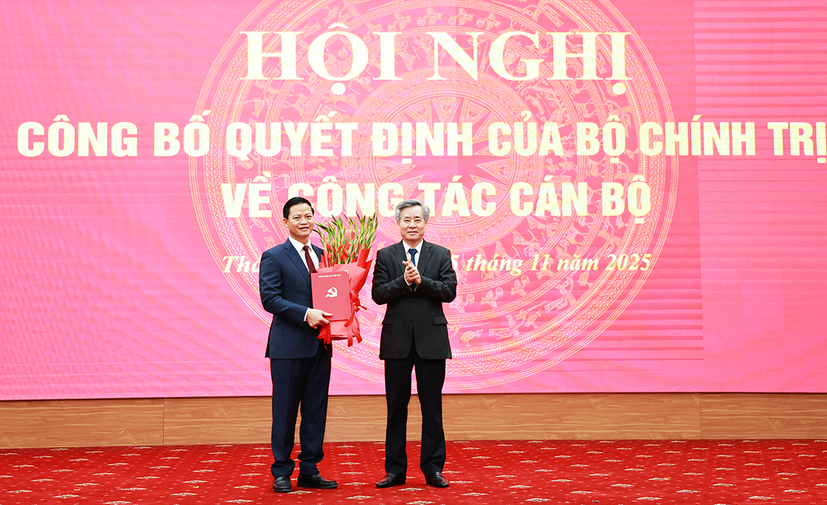 Đồng chí Nguyễn Quang Dương, Ủy viên BCH Trung ương Đảng, Phó Trưởng Ban Tổ chức Trung ương trao Quyết định và tặng hoa chúc mừng đồng chí Vương Quốc Tuấn