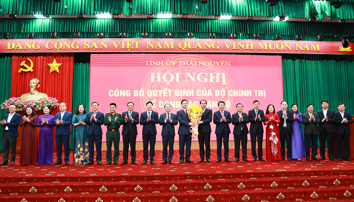 Các đồng chí Thường trực Tỉnh ủy, Ủy viên Ban Thường vụ Tỉnh ủy Thái Nguyên tặng hoa chúc mừng đồng chí Vương Quốc Tuấn