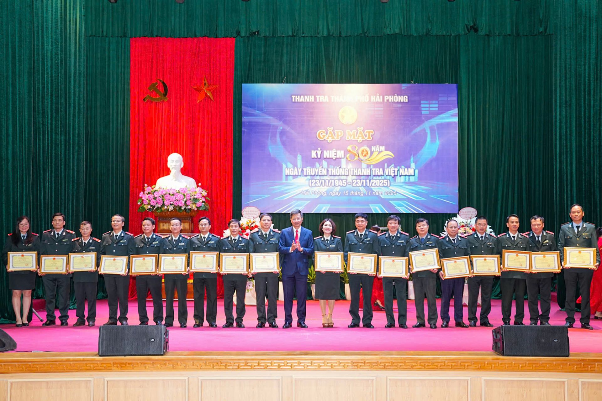 h&oacute; Chủ tịch Thường trực UBND th&agrave;nh phố L&ecirc; Anh Qu&acirc;n trao Bằng khen của UBND th&agrave;nh phố cho c&aacute;c tập thể v&agrave; c&aacute; nh&acirc;n.