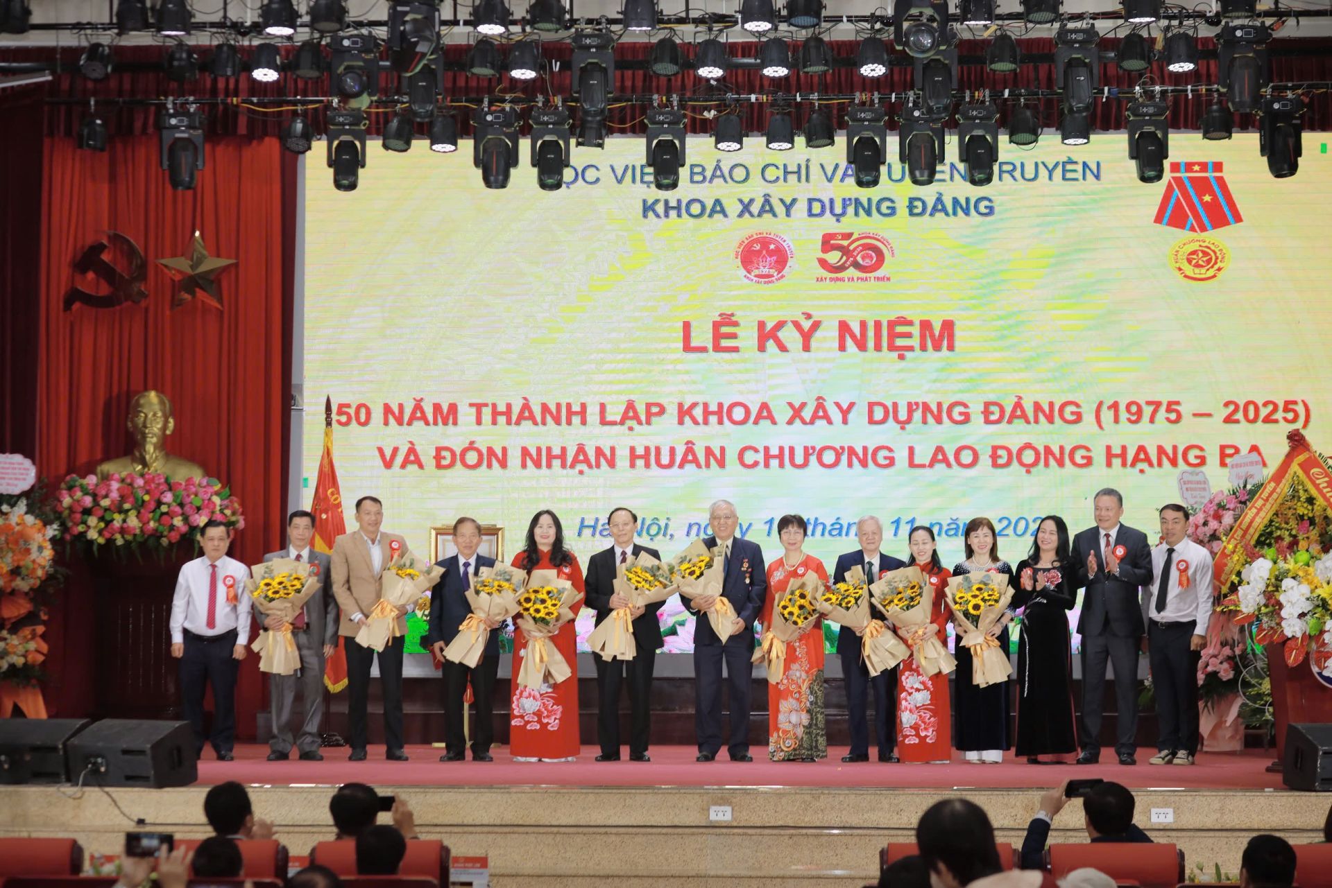 Đại diện sinh viên, học viên, nghiên cứu sinh Khoa Xây dựng Đảng tặng hoa tri ân các thế hệ Lãnh đạo Khoa Xây dựng Đảng Đại diện sinh viên, học viên, nghiên cứu sinh Khoa Xây dựng Đảng tặng hoa tri ân các thế hệ Lãnh đạo Khoa Xây dựng Đảng