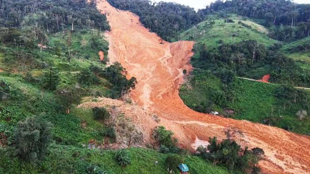 Hiện trường vụ sạt lở kinh ho&agrave;ng tại th&ocirc;n Pứt.