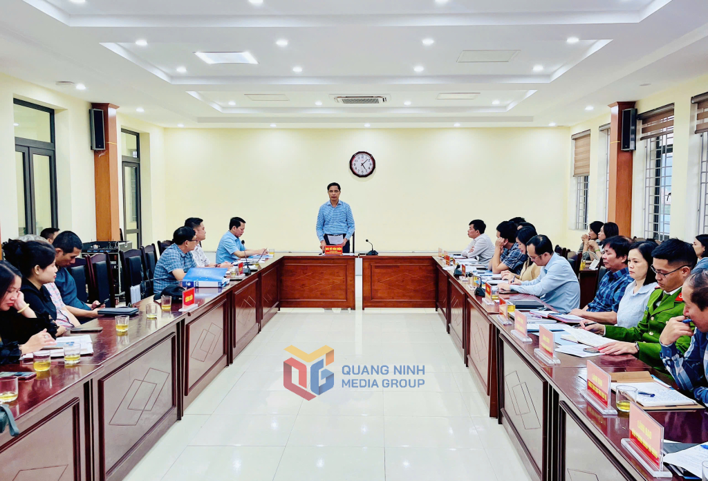 Ông Vũ Văn Diện, Phó Chủ tịch Thường trực UBND tỉnh Quảng Ninh chỉ đạo tại cuộc họp.