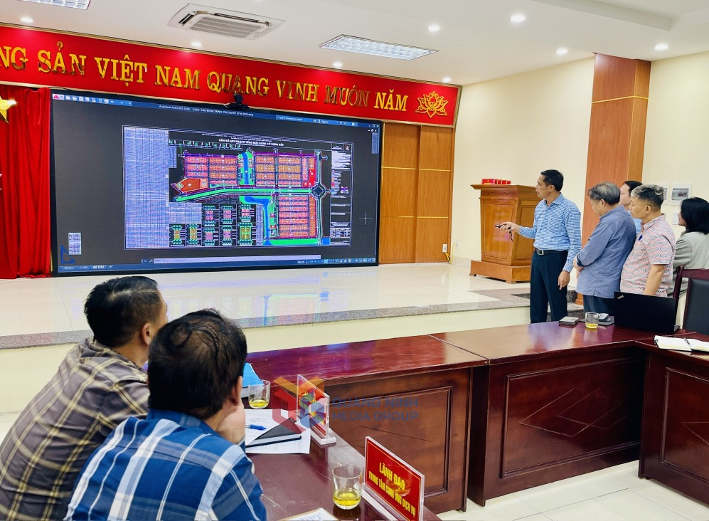 Ông Vũ Văn Diện, Phó Chủ tịch Thường trực UBND tỉnh Quảng Ninh trao đổi với nhà đầu tư thứ cấp về các phương án tháo gỡ khó khăn cho dự án.