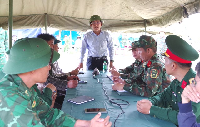 Ph&oacute; chủ tịch UBND TP. Đ&agrave; Nẵng Trần Nam Hưng l&agrave;m việc với Sở chỉ huy tiền phương.