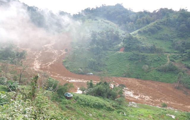 Đà Nẵng: Khẩn trương tìm kiếm người bị vùi lấp trong vụ sạt lở núi nghiêm trọng