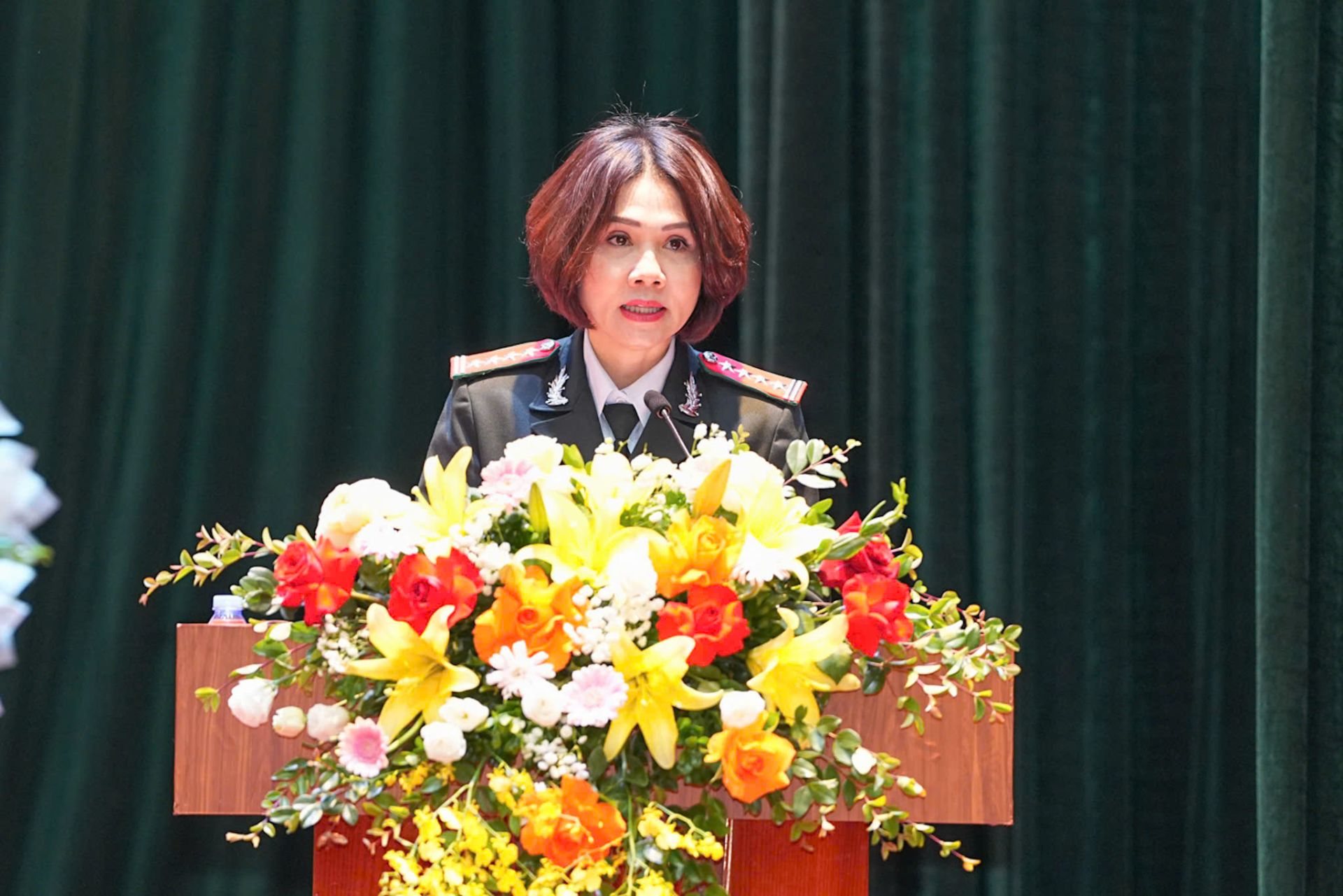 Ch&aacute;nh Thanh tra th&agrave;nh phố đọc diễn văn tại chương tr&igrave;nh kỷ niệm.