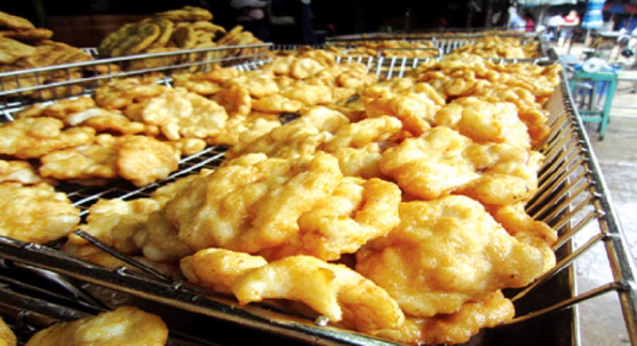 Chả mực Hạ Long thành phẩm có màu vàng ruộm, đều và đẹp. Chả mực Hạ Long thành phẩm có màu vàng ruộm, đều và đẹp.