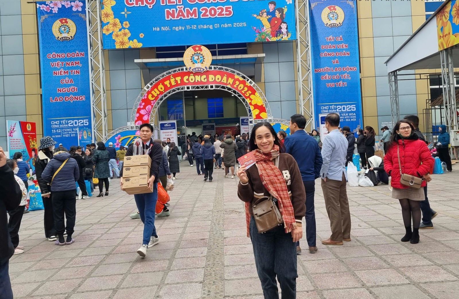 Chợ Tết Công đoàn – Xuân 2025 được Liên đoàn Lao động TP. Hà Nội tại Cung Văn hóa Lao động Hữu nghị Việt Xô. Ảnh: XM Chợ Tết Công đoàn – Xuân 2025 được Liên đoàn Lao động TP. Hà Nội tại Cung Văn hóa Lao động Hữu nghị Việt Xô. Ảnh: XM