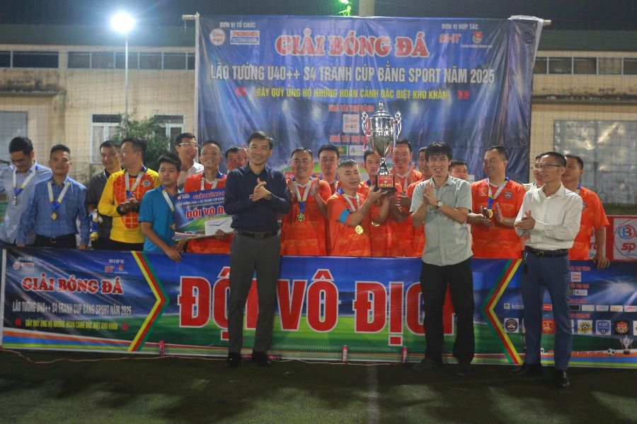 Ông Nguyễn Viết Trường, Giám đốc sở VH-TT&DL; ông Trần Văn Long, Phó Giám đốc Báo - Phát thanh và Truyền hình Hà Tĩnh và lãnh đạo địa phương cùng BTC giải trao huy chương vàng và cúp vô địch cho đội bóng K54.