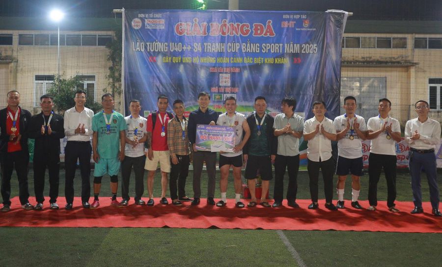 Giải nhì thuộc về đội bóng FC Già.