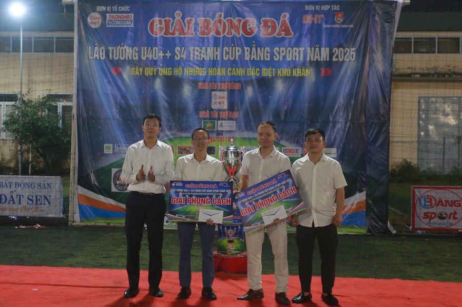 FC K29 Cẩm Bình và FC 96-99 Cẩm Bình giành giải phong cách.