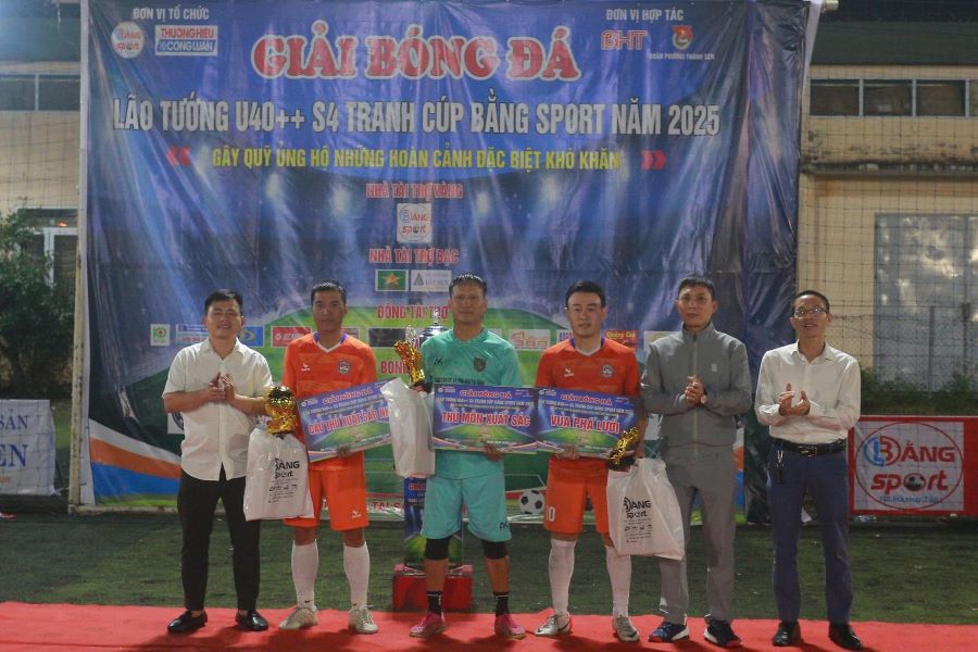 Ban tổ chức trao giải cá nhân cho các cầu thủ xuất sắc.