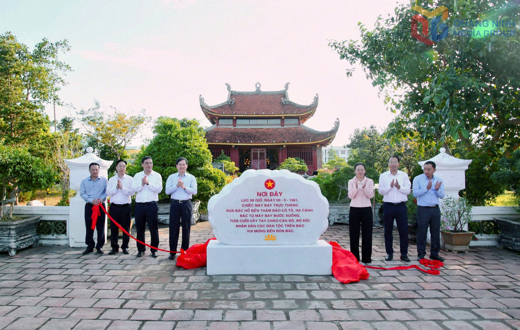 Phó Bí thư Tỉnh uỷ, Chủ tịch Uỷ ban MTTQ tỉnh Quảng Ninh tham gia thực hiện nghi lễ kéo băng hoàn thành công trình trùng tu, tôn tạo bia ghi dấu sự kiện Bác Hồ về thăm cán bộ, quân và dân đảo Cô Tô, ngày 9/5/1961
