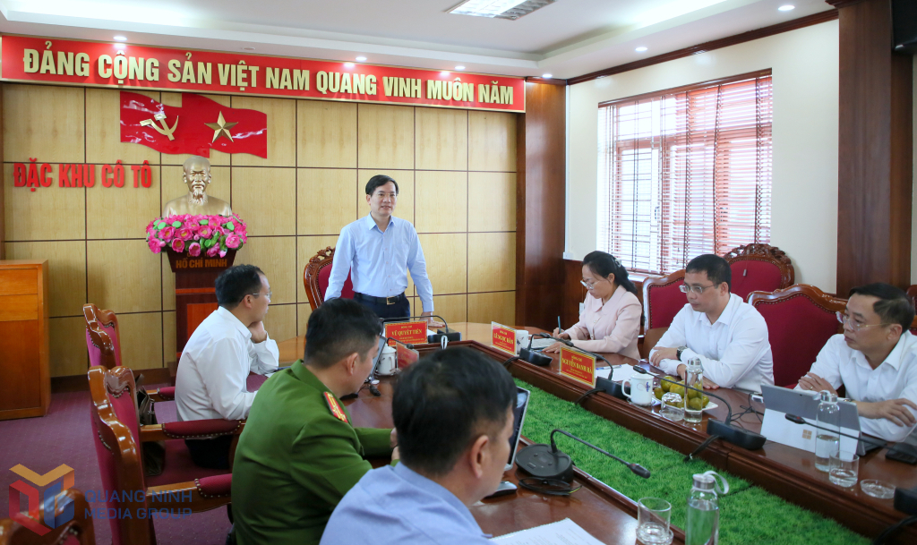 Ông Vũ Quyết Tiến, Phó Bí thư Tỉnh uỷ, Chủ tịch Uỷ ban MTTQ tỉnh Quảng Ninh làm việc với Ban Thường vụ Đảng uỷ đặc khu Cô Tô.