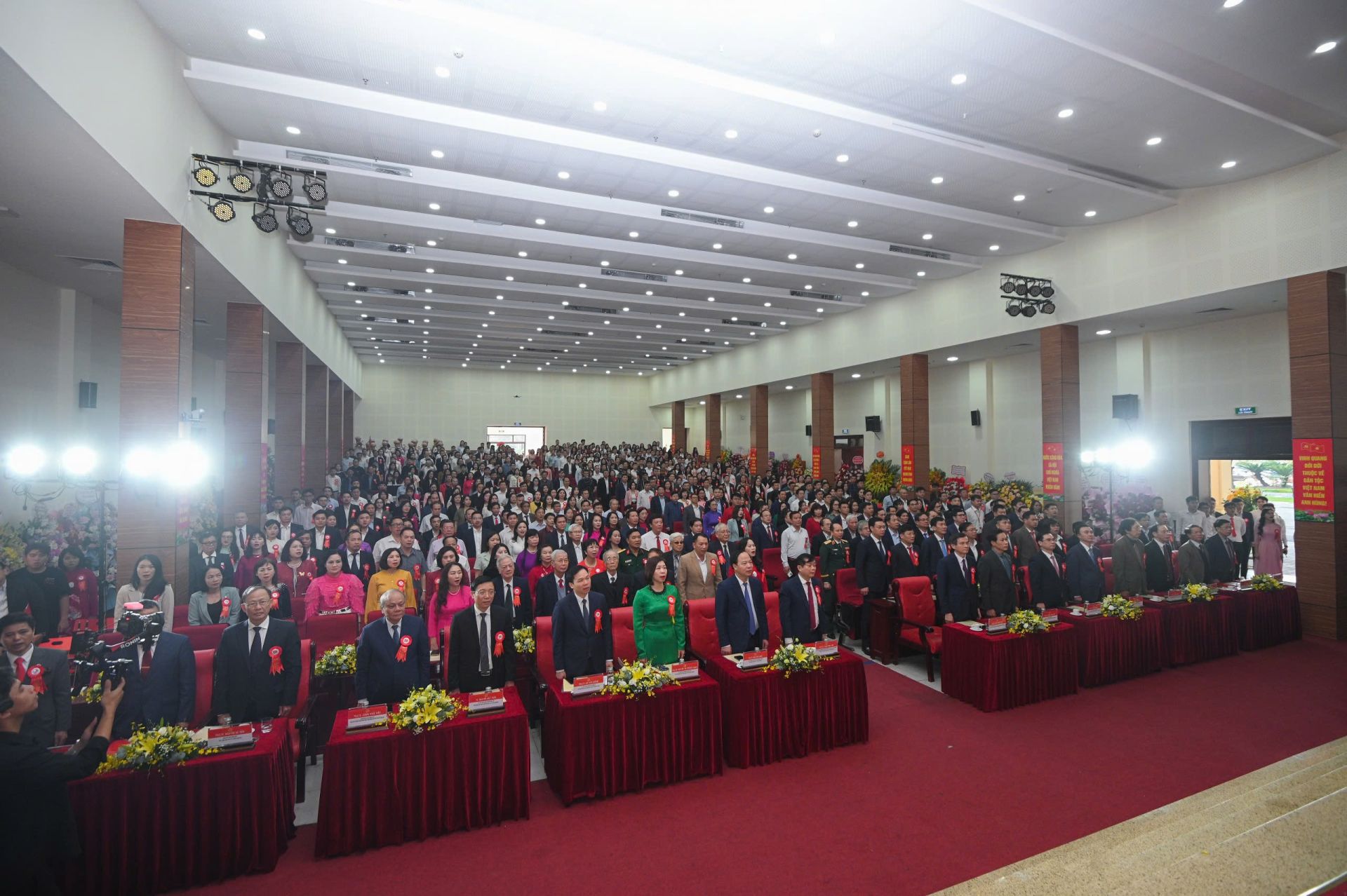 Các đồng chí lãnh đạo lãnh đạo Đảng, Nhà nước và các đại biểu thực hiện nghi thức chào cờ tại Lễ kỷ niệm 50 năm thành lập Khoa Xây dựng Đảng và đón nhận Huân chương Lao động hạng Ba Các đồng chí lãnh đạo lãnh đạo Đảng, Nhà nước và các đại biểu thực hiện nghi thức chào cờ tại Lễ kỷ niệm 50 năm thành lập Khoa Xây dựng Đảng và đón nhận Huân chương Lao động hạng Ba