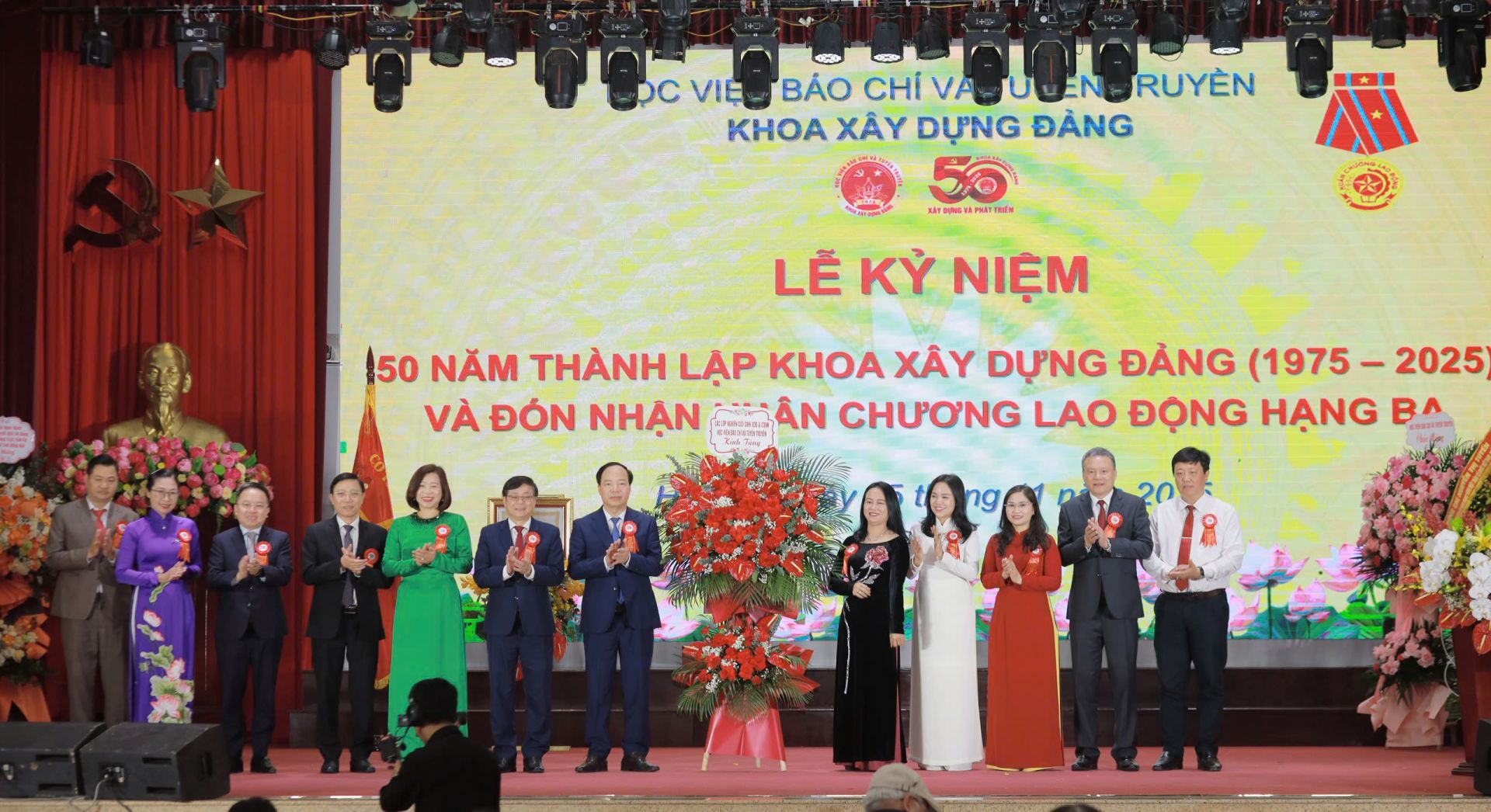 Đại diện sinh viên, học viên, nghiên cứu sinh Khoa Xây dựng Đảng tặng hoa tri ân Lãnh đạo Học viện Báo chí và Tuyên truyền Đại diện sinh viên, học viên, nghiên cứu sinh Khoa Xây dựng Đảng tặng hoa tri ân Lãnh đạo Học viện Báo chí và Tuyên truyền