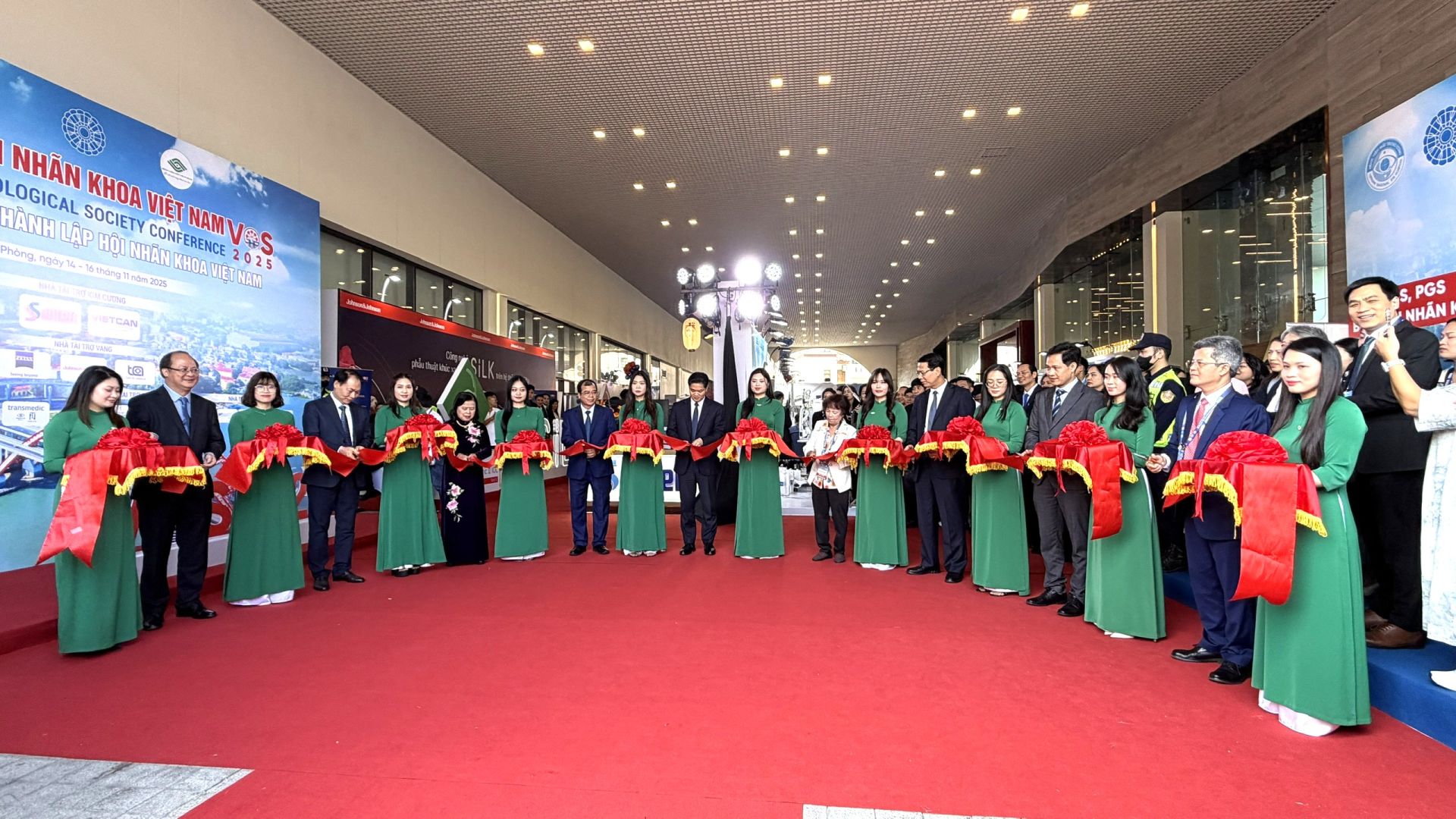 C&aacute;c đồng ch&iacute; l&atilde;nh đạo cắt băng khai mạc Triển l&atilde;m.