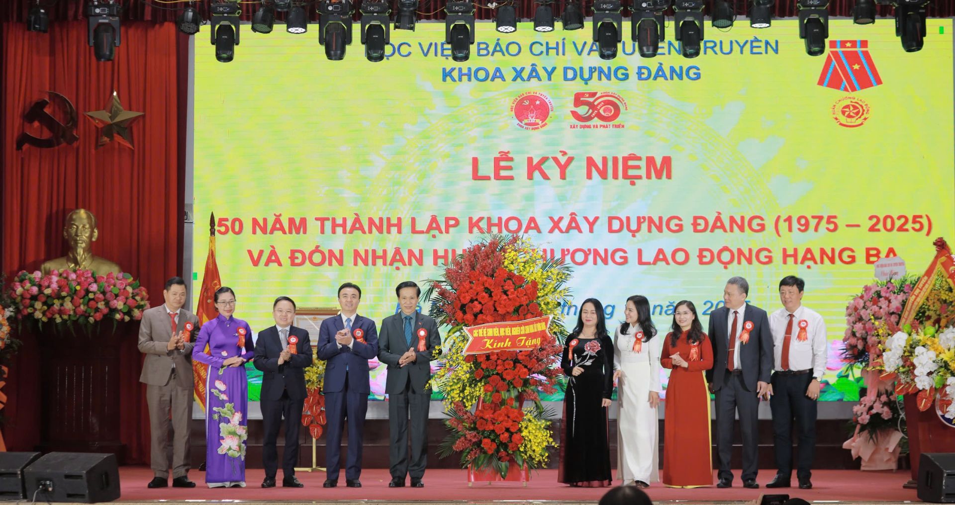 Đại diện sinh viên, học viên, nghiên cứu sinh Khoa Xây dựng Đảng tặng hoa tri ân Lãnh đạo Học viện Chính trị quốc gia Hồ Chí Minh Đại diện sinh viên, học viên, nghiên cứu sinh Khoa Xây dựng Đảng tặng hoa tri ân Lãnh đạo Học viện Chính trị quốc gia Hồ Chí Minh