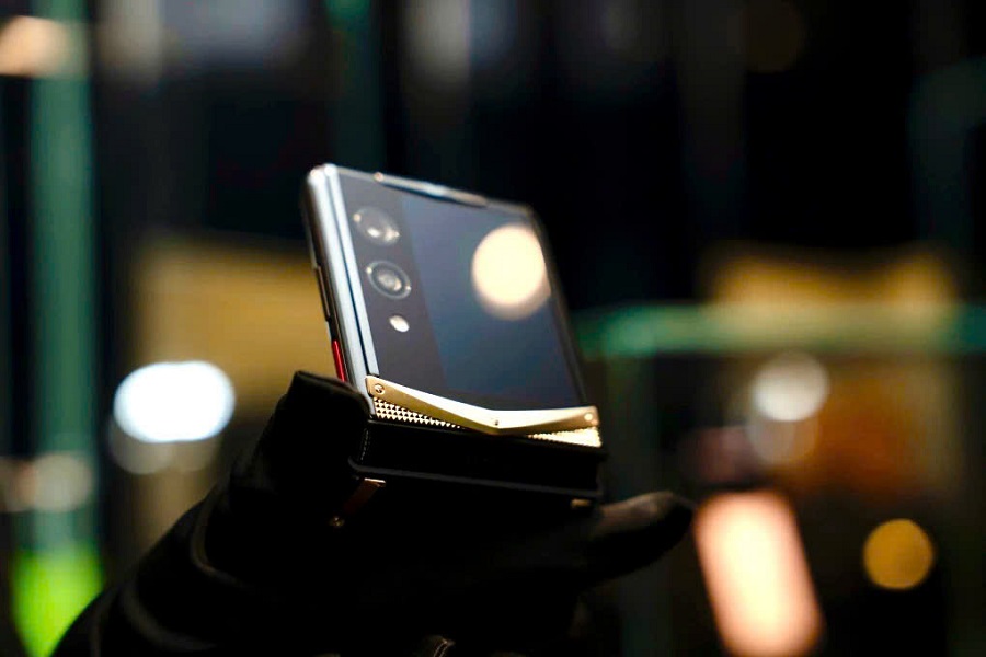 Với mức gi&aacute; vượt trội hơn 600 triệu đồng, phi&ecirc;n bản n&agrave;y nổi bật nhờ lớp vỏ được chế t&aacute;c từ v&agrave;ng khối nguy&ecirc;n chất