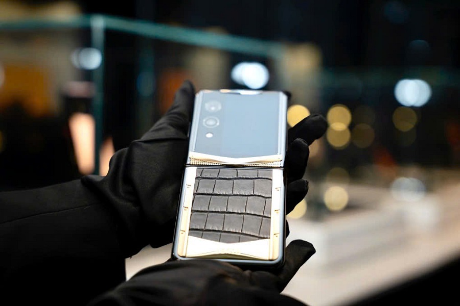 Vertu Quantum Flip: Kiệt t&aacute;c v&agrave;ng khối kết hợp c&ocirc;ng nghệ lượng tử