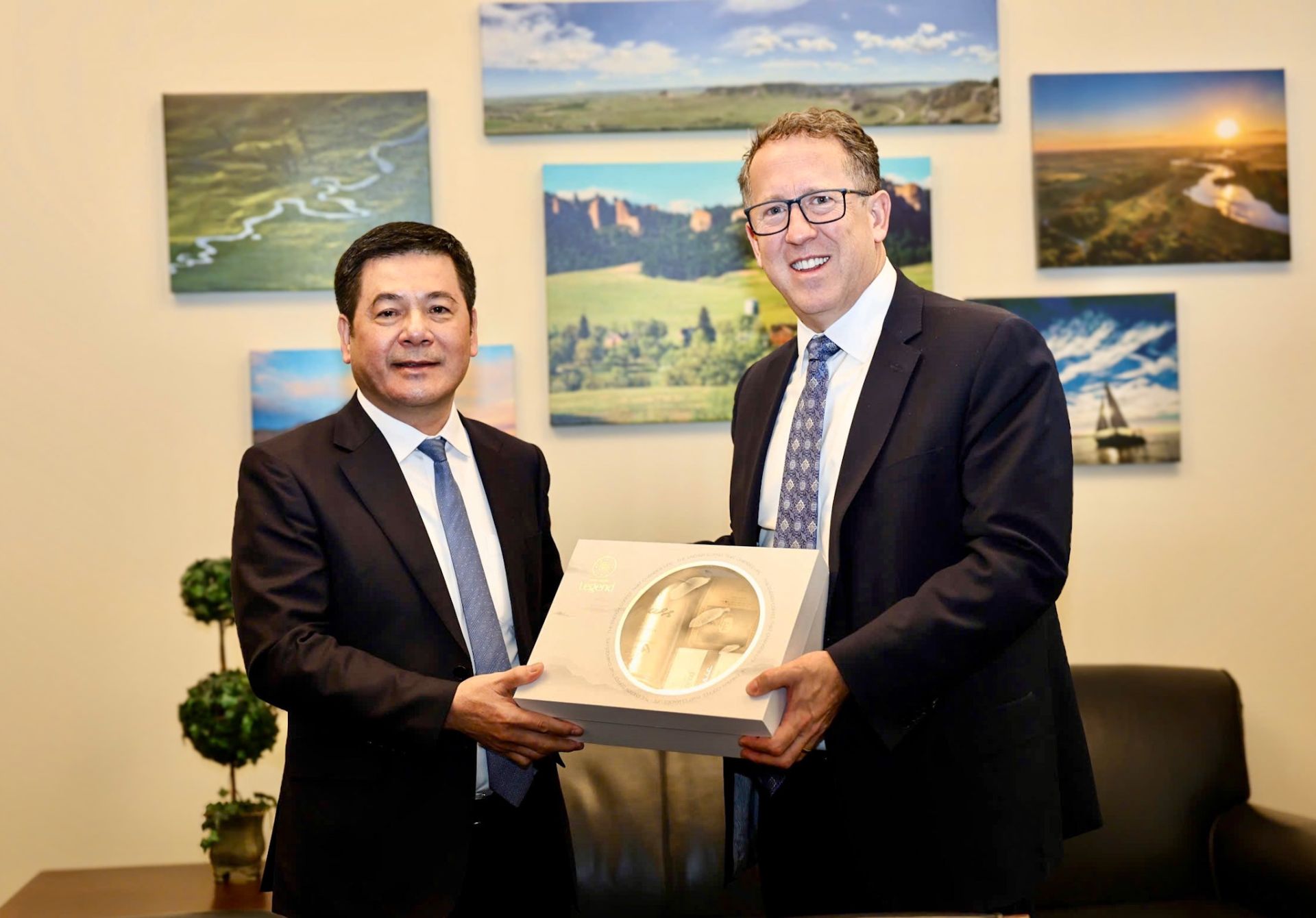 Bộ trưởng Bộ Công Thương Nguyễn Hồng Diên làm việc với Hạ nghị sĩ Adrian Smith (bang Nebraska, Đảng Cộng hoà) Bộ trưởng Bộ Công Thương Nguyễn Hồng Diên làm việc với Hạ nghị sĩ Adrian Smith (bang Nebraska, Đảng Cộng hoà)