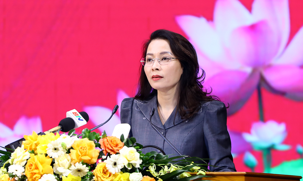 Đồng ch&iacute; Nguyễn Thị Hương ph&aacute;t biểu tại lễ bế giảng.