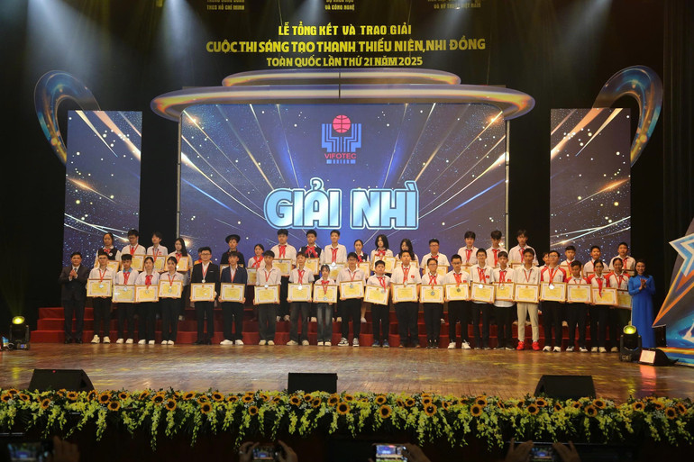 Ban Tổ chức trao giải Nhì cho các tác giả đoạt giải.