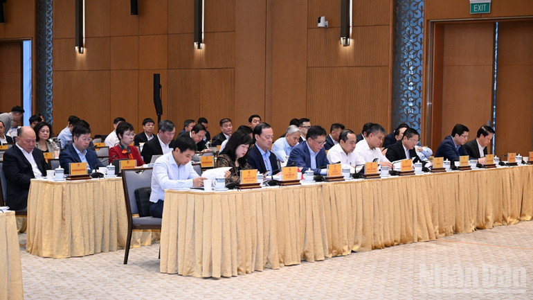 Lãnh đạo các bộ, ngành Trung ương, các đại biểu tham dự phiên họp.