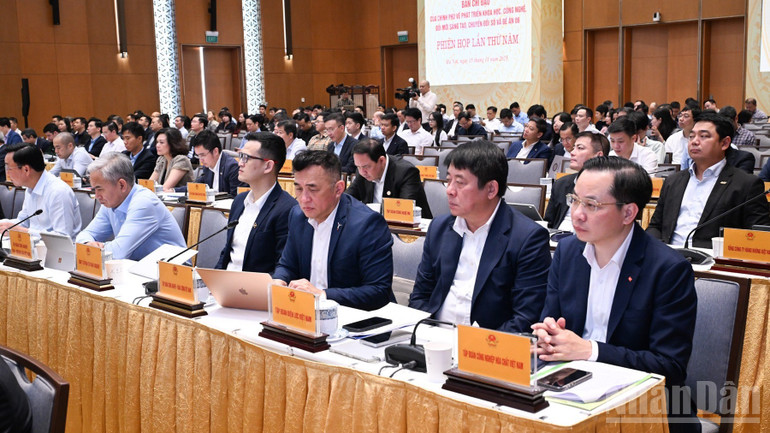 Các đại biểu tham dự phiên họp.