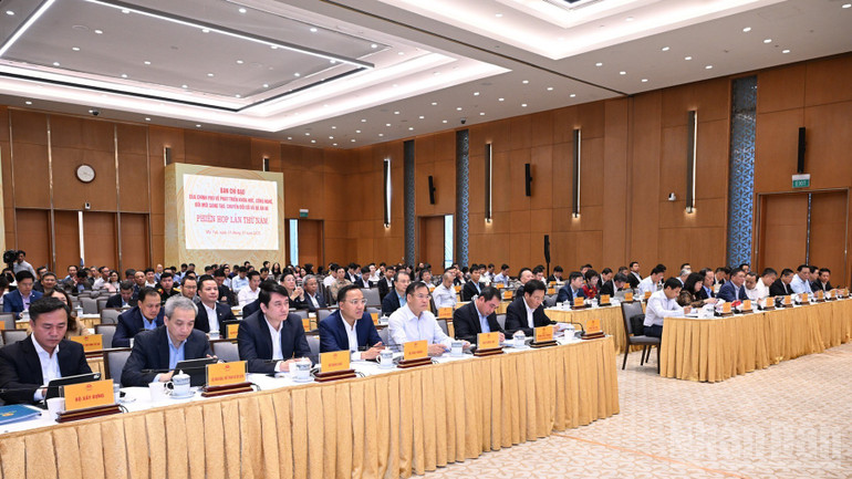 Các đồng chí lãnh đạo, đại biểu tham dự phiên họp.