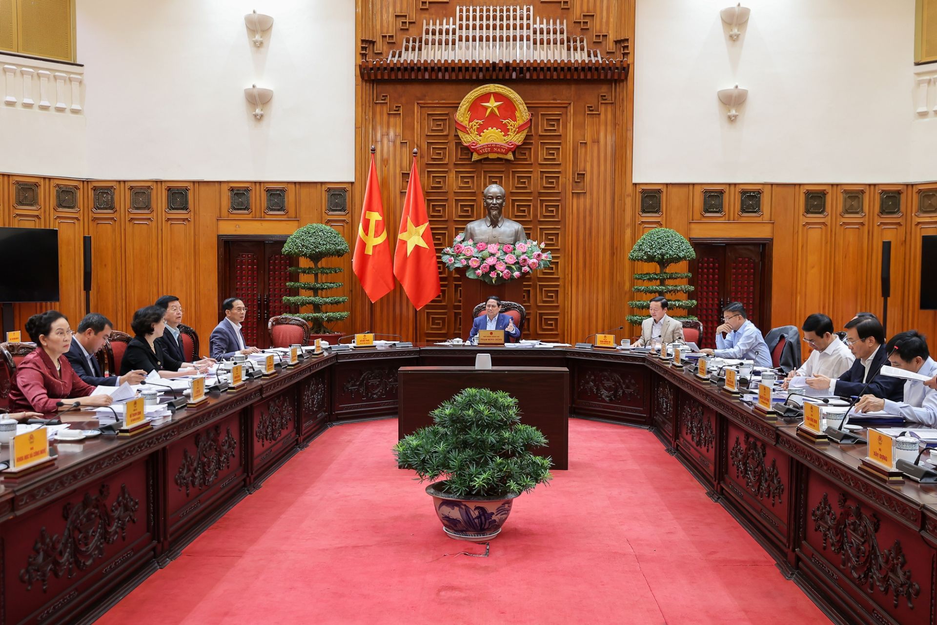 các Phó Thủ tướng Chính phủ: Trần Hồng Hà, Lê Thành Long, Bùi Thanh Sơn, Hồ Đức Phớc, Mai Văn Chính, Phạm Thị Thanh Trà, Hồ Quốc Dũng; lãnh đạo các bộ, ngành, cơ quan Trung ương liên quan và Thành phố Hà Nội. các Phó Thủ tướng Chính phủ: Trần Hồng Hà, Lê Thành Long, Bùi Thanh Sơn, Hồ Đức Phớc, Mai Văn Chính, Phạm Thị Thanh Trà, Hồ Quốc Dũng; lãnh đạo các bộ, ngành, cơ quan Trung ương liên quan và Thành phố Hà Nội.