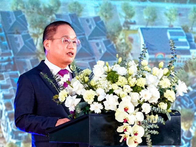 Ông Nguyễn Cảnh Hồng – Phó Chủ tịch Hội đồng quản trị Công ty cổ phần Eurowindow Holding phát biểu tại buổi lễ. Ông Nguyễn Cảnh Hồng – Phó Chủ tịch Hội đồng quản trị Công ty cổ phần Eurowindow Holding phát biểu tại buổi lễ.