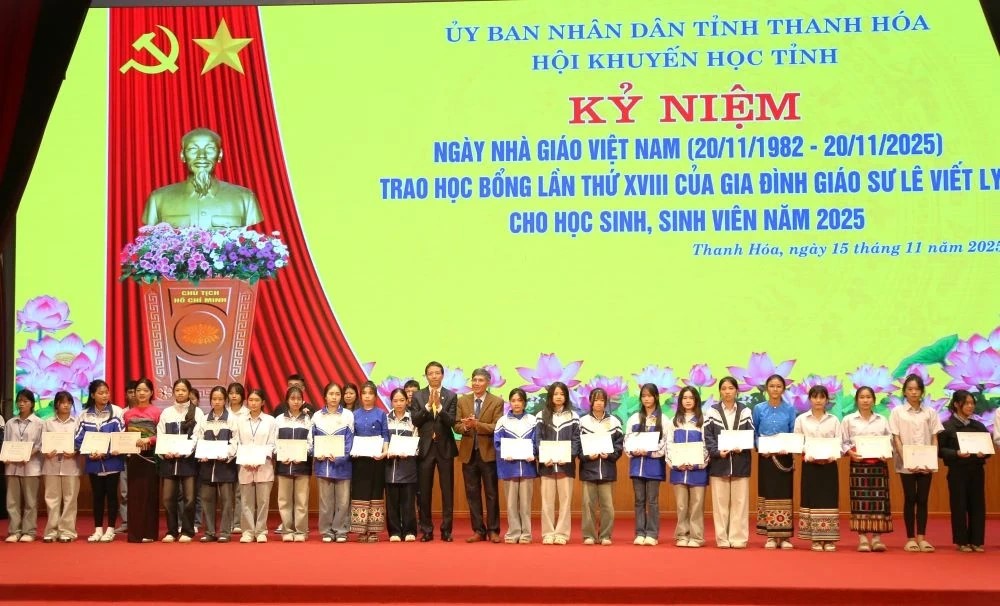 Thanh Hóa: Trao học bổng của gia đình Giáo sư Lê Viết Ly cho học sinh, sinh viên, giáo viên