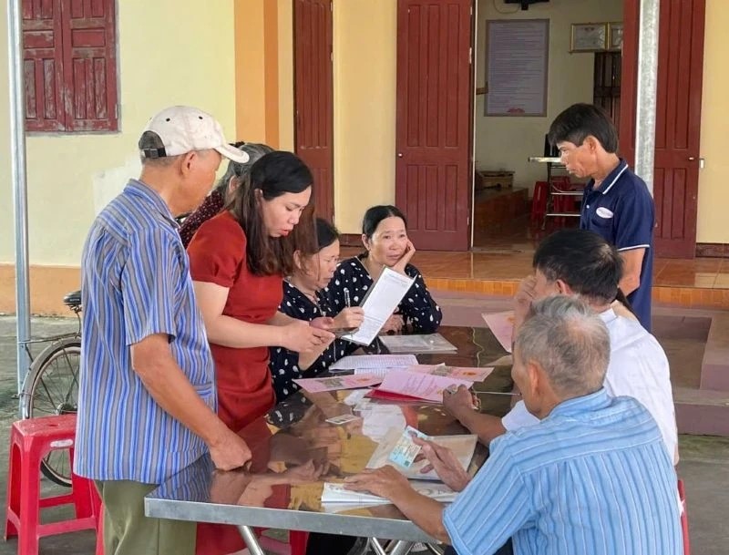 Người dân xã Hoằng Lộc kê khai thông tin về đất đai tại các nhà văn hoá thôn.