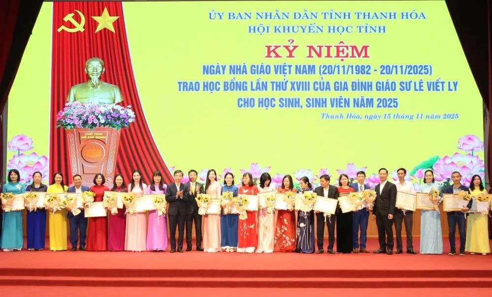 Đại diện Sở GD&ĐT, Văn phòng UBND tỉnh và Tập đoàn Sun Group trao thưởng cho các giáo viên.