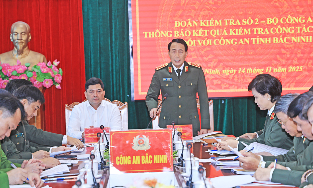 Thượng tướng Lê Quốc Hùng phát biểu tại buổi làm việc. Thượng tướng Lê Quốc Hùng phát biểu tại buổi làm việc.