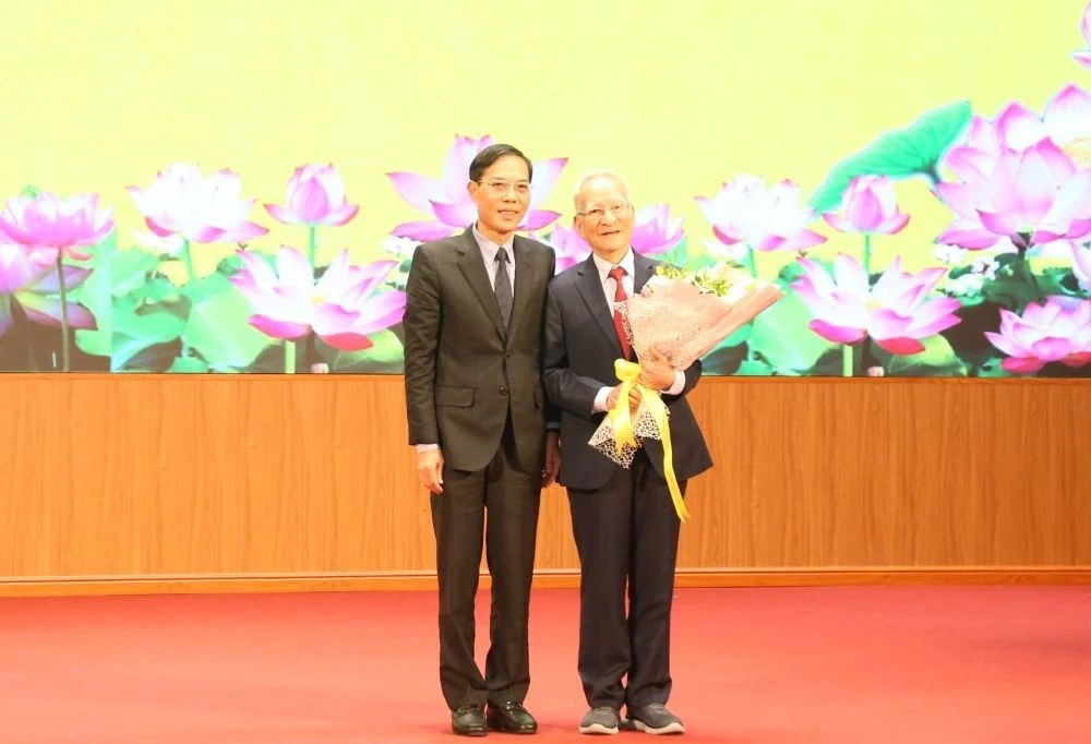 Ghi nhận và cảm ơn sự đóng góp của gia đình Giáo sư Lê Viết Ly, tại buổi lễ, Phó Chủ tịch UBND tỉnh Đầu Thanh Tùng đã tặng Giáo sư Lê Viết Ly bó hoa tươi thắm, chúc giáo sư và gia đình luôn dồi dào sức khỏe.