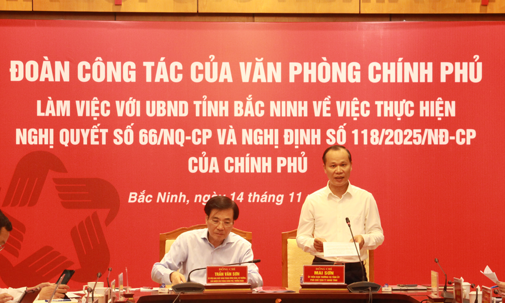 Đồng chí Mai Sơn báo cáo kết quả triển khai thực hiện Nghị quyết số 66 và Nghị định số 118 của Chính phủ tại buổi làm việc.