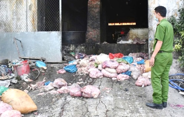 Đà Nẵng: Rùng mình với xưởng chế biến mỡ động vật quy mô lớn trong khu nghĩa trang