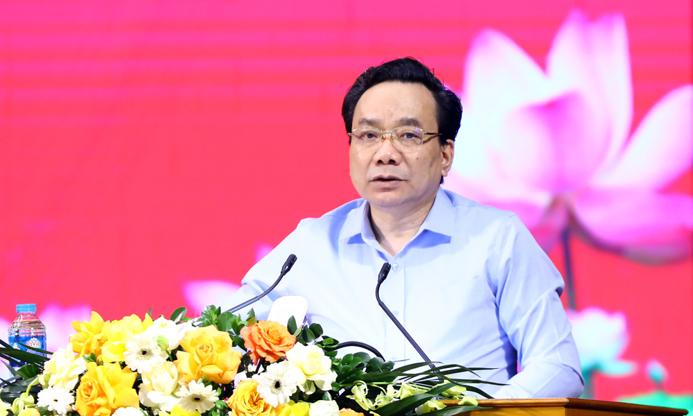 Đồng ch&iacute; Nghi&ecirc;m Ph&uacute; Cường ph&aacute;t biểu tại lễ bế giảng.