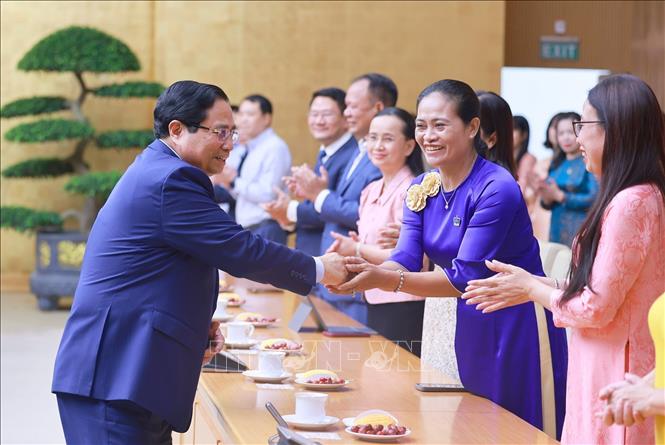 Thủ tướng Phạm Minh Chính gặp mặt đại diện các nhà giáo tiêu biểu toàn quốc. Ảnh: Dương Giang/TTXVN