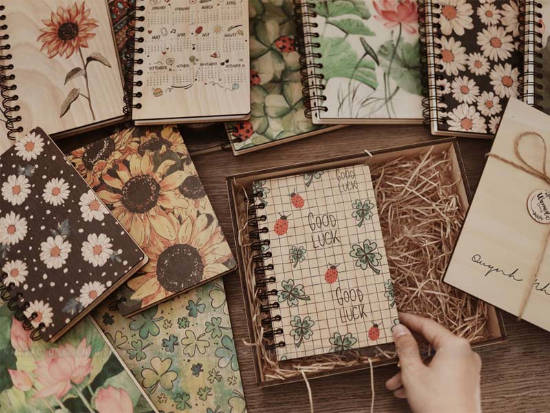 Giới trẻ Hà Nội tìm đến sổ tay thủ công như một cách sống chậm và lưu giữ cảm xúc. Giới trẻ Hà Nội tìm đến sổ tay thủ công như một cách sống chậm và lưu giữ cảm xúc.