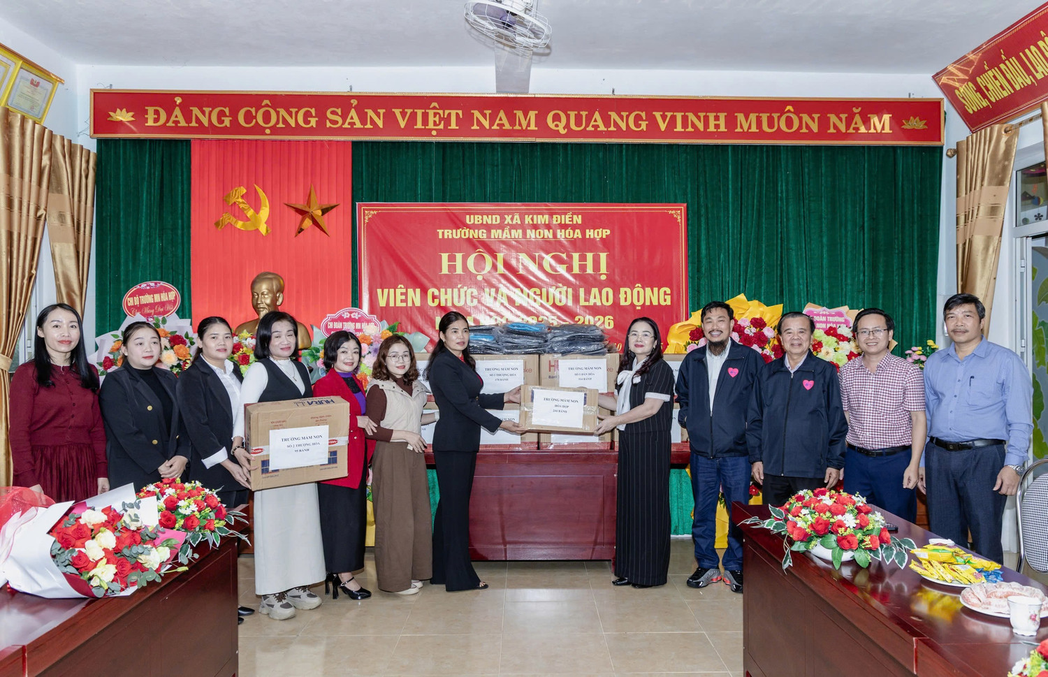 Lãnh đạo Sở GD&ĐT tặng quà cho Trường Mầm non vùng khó khăn.