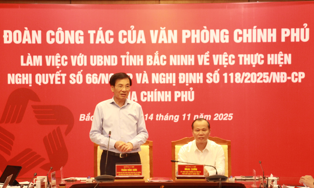 Đồng chí Trần Văn Sơn phát biểu tại buổi làm việc.